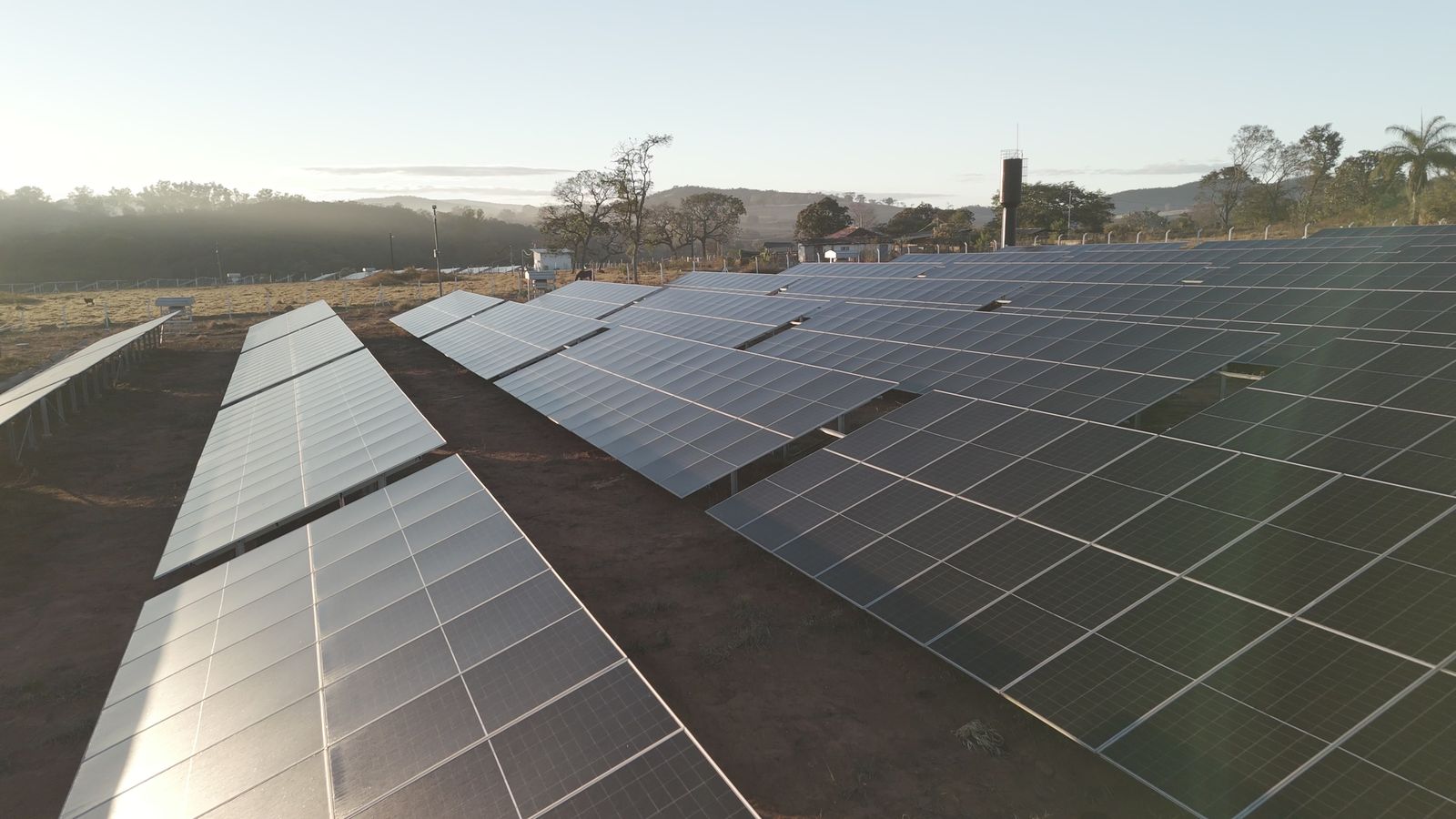 Planta FV en operación al amanecer